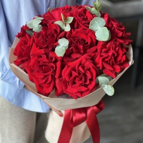 Букет "Красная пантера" из 13 роз Эквадор и эвкалипта в Коломне