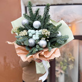 Букет Новогодний из Норвежской ели с декоративными элементами