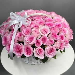 Композиция в корзине из 101 кенийской розы  (40 см) в Коломне