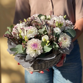 Композиция в корзине "Сюзи" из георгин, эустом и капса в Коломне