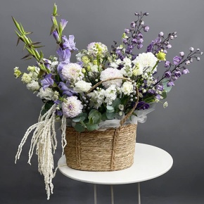 Композиция в сумке "Вдохновение" из дельфиниума, георгин, маттиол, гладиолусов и эустом  в Коломне