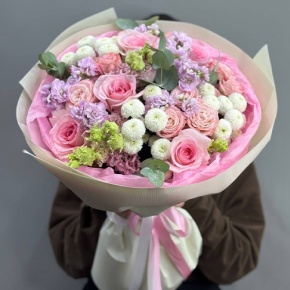 Букет "Влюбленный" из хризантем Ньютон, ароматных маттиол, эустом и пионовидных роз в Коломне