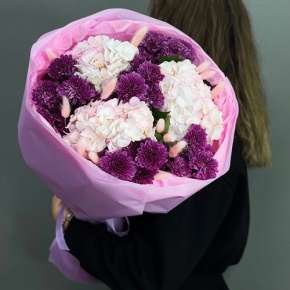 Букет "Фиалка" из гортензий и хризантем в Коломне