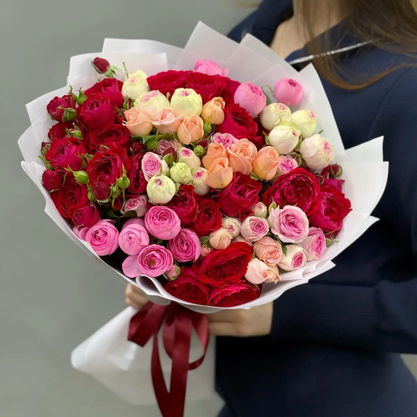 Букет из 15 разноцветных веток кустовых роз в Коломне