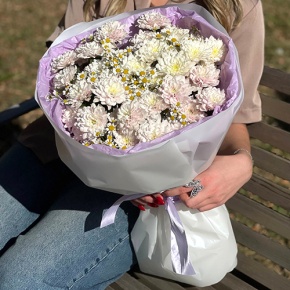 Букет "Нежный взгляд" из кустовых хризантем и ромашек в Коломне