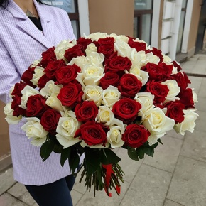 Букет из 101 красной и белой розы (50 см) в Коломне