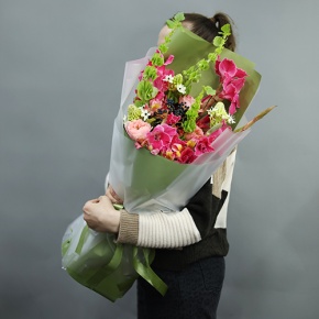 Букет "Карнавал" из гладиолусов, орнитогалума, альстромерий, пионовидных роз, вибирнума и молюцеллы в Коломне