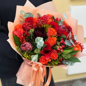 Букет "Красный закат" из калл, роз, калины, скиммии, гиперикума, сафари, гербер и капса в Коломне