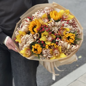 Букет "Биркин" из подсолнухов, орхидей, гиперикума, хризантем Виена в Коломне