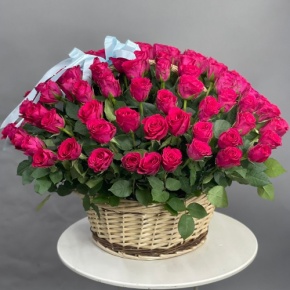 Композиция в корзине из 151 малиновой розы в Коломне