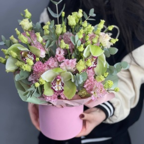 Композиция в шляпной коробке "Melody" из лаймовых орхидей и эустом в Коломне