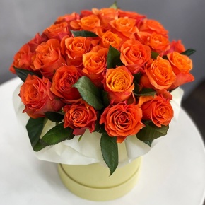 Композиция в шляпной коробке из 25 роз огненных роз в Коломне