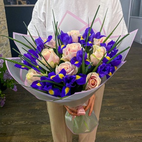 Букет из кремовых роз и ирисов в Коломне