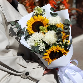 Букет "Солнечный цветочек" из подсолнуха, гиперикума, хризантем и орнитагалума в Коломне