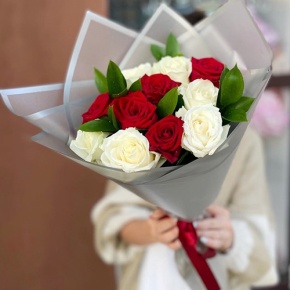 Букет "Лёд и пламя" из 11 роз и рускуса (50 см) в Коломне