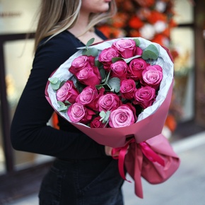 Букет из 15 роз Космик с эвкалиптом (50 см) в Коломне