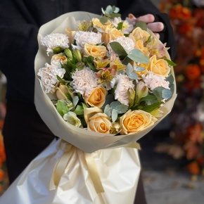 Букет "Пломбирный" из роз Аваланж, диантусов, альстромерий и эвкалипта в Коломне