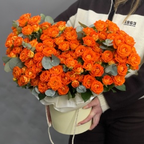 Композиция в шляпной коробке "Закат" из кустовых роз и эвкалипта в Коломне