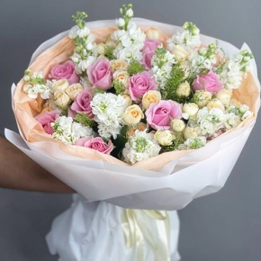 Букет "Мириам" из роз и ароматных маттиол в Коломне