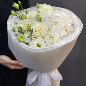 Букет "Нега" из Голландской гортензии, роз и эустом в Коломне