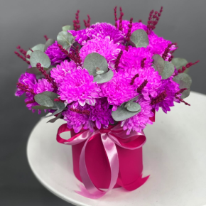 Композиция в шляпной коробке "Магия розового" из хризантем и лаванды в Коломне