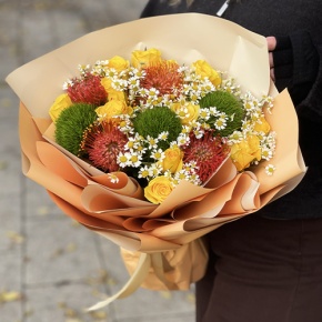 Букет "Зельда" из диантусов Lux, лимонных роз, лейко и ромашек в Коломне