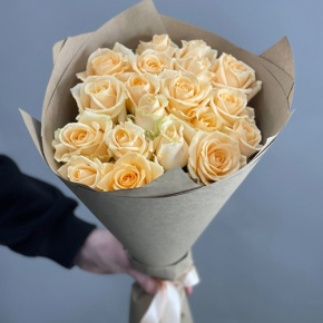 Букет из 21 розы Аваланж в крафте (50 см) в Коломне