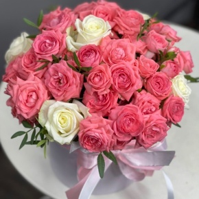 Композиция в шляпной коробке из белых и кустовых коралловых роз в Коломне