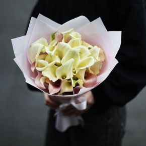 Букет из 25 калл нежный микс в Коломне