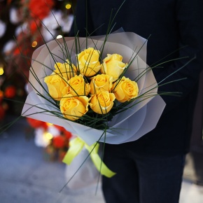 Букет "Еллоу" из 9 ярких роз с берграссом (70 см) в Коломне