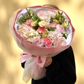 Букет "Никки" из гортензий, гиперикума, пионовидной лилии, эустом и диантусов в Коломне