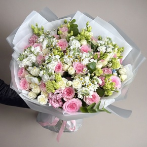 Букет "Ульяна" из роз, ароматных маттиол, ромашек, эустом и оксипеталума в Коломне