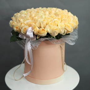 Композиция в шляпной коробке из 101 кремовой розы в Коломне