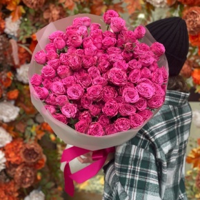 Букет из 35 малиновых кустовых пионовидных роз (60 см) в Коломне