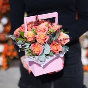 Композиция в ящике из роз Мисс Пигги и капса в Коломне