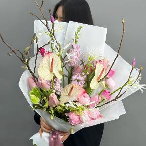 Авторский букет с антуриумами, ранункулюсами и цветущими ветками магнолии в Коломне