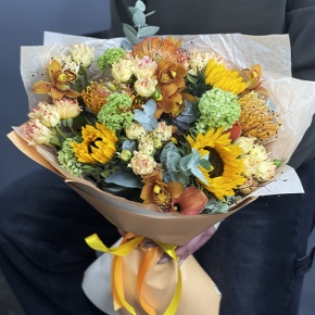 Букет "Сочиняй мечты" из подсолнухов, лейко, вибирнума, орхидей, калл, кустовых роз и талинума в Коломне