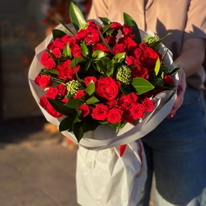 Букет "Всё возможно" из кустовых роз, скиммии, роз Эль Торо и рускуса в Коломне