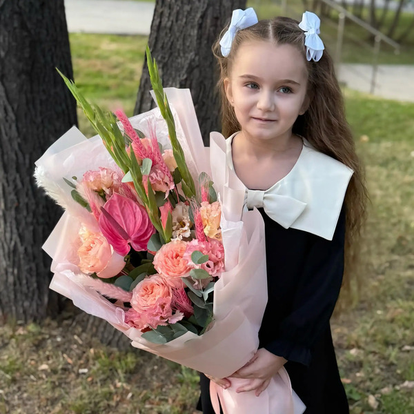 Букет на 1 сентября с гладиолусами, розами и антуриумом в Коломне