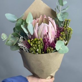 Букет "Капс" из протей и эвкалипта в Коломне