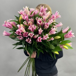 Букет из 17 розовых лилий в Коломне