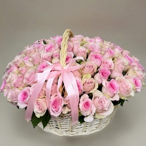 Композиция в корзине из 101 кенийской розы нежный микс (40 см) в Коломне