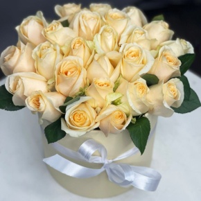 Композиция в шляпной коробке из 25 кремовых кенийских роз в Коломне