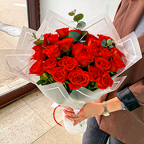 Букет из 25 красных роз с эвкалиптом в Коломне