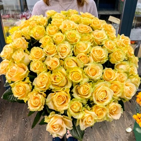 75 роз Аваланж (70 см) в Коломне