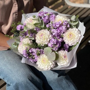 Букет "Совершенство" из георгин и ароматных маттиол в Коломне