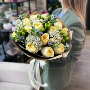 Букет "Мичиган" из пионовидных роз Баттеркап, озатамнуса, оксипеталума и гиперикума в Коломне