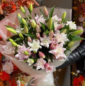 Букет из 11 ароматных пионовидных лилий в Коломне