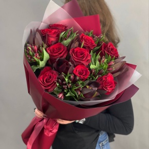 Букет "Татьяна" из красных роз Эквадор, альстромерии и сафари в Коломне