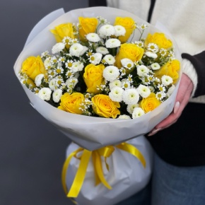 Букет "Синди" из лимонных роз, ромашек и хризантем сантини в Коломне